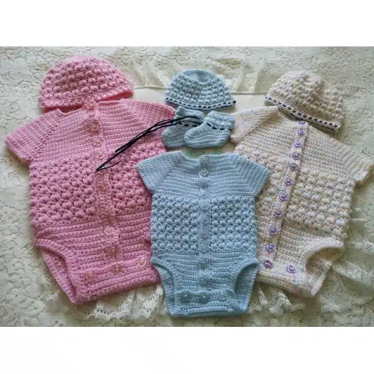 An unisex crochet pattern for babies bodysuits